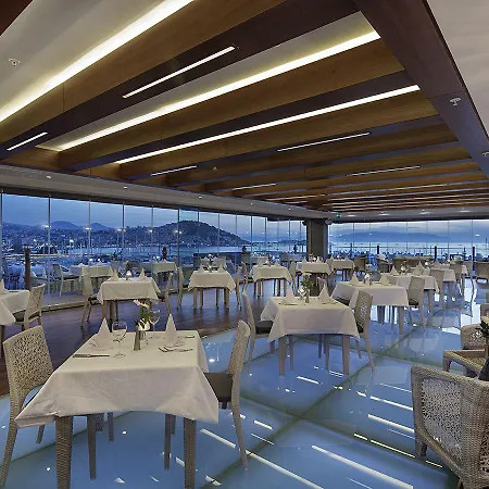 فندق دبل تري باي هيلتون كوساداسي