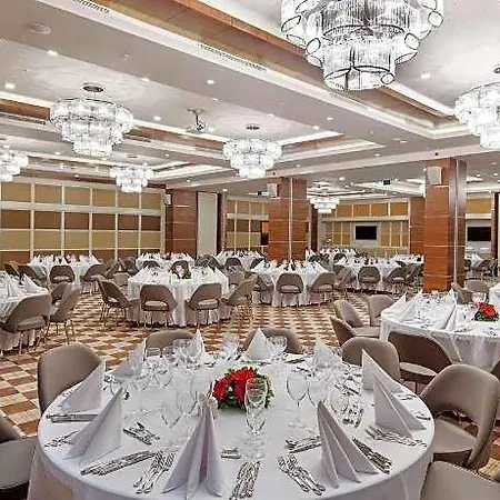 Doubletree By Hilton 쿠사다시
