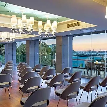 Doubletree By Hilton 쿠사다시